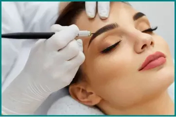 Le combo est un maquillage semi-permanent qui mélange le microshading et le microblading pour redéfinir vos sourcils