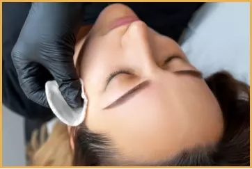 Le microshading est une technique de maquillage semi-permanent qui redessine le sourcil par un effet poudré